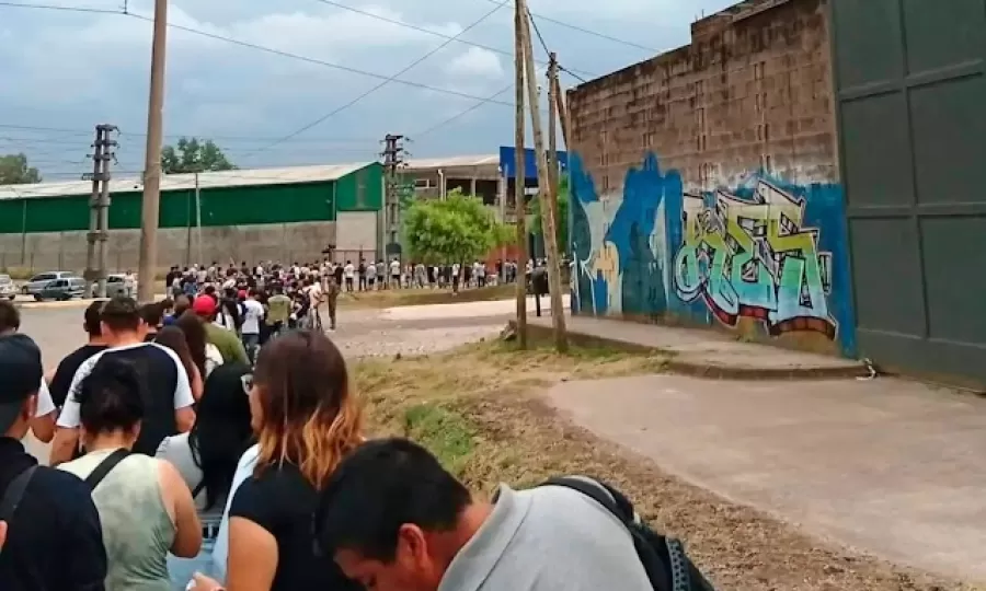 Diez cuadras de cola y miles de curr&iacute;culums: una postal de la crisis laboral