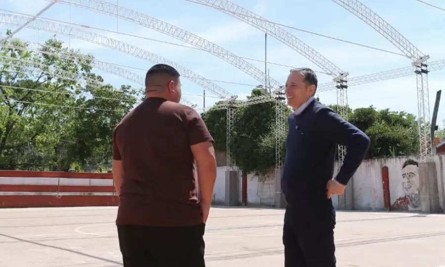 Gray supervisó el avance de la obra de construcción del techo parabólico en el Club Santa Catalina
