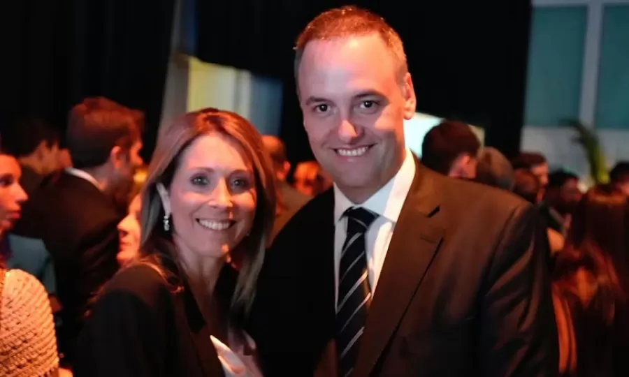 Adorni explic&oacute; por qu&eacute; su esposa fue en el avi&oacute;n presidencial