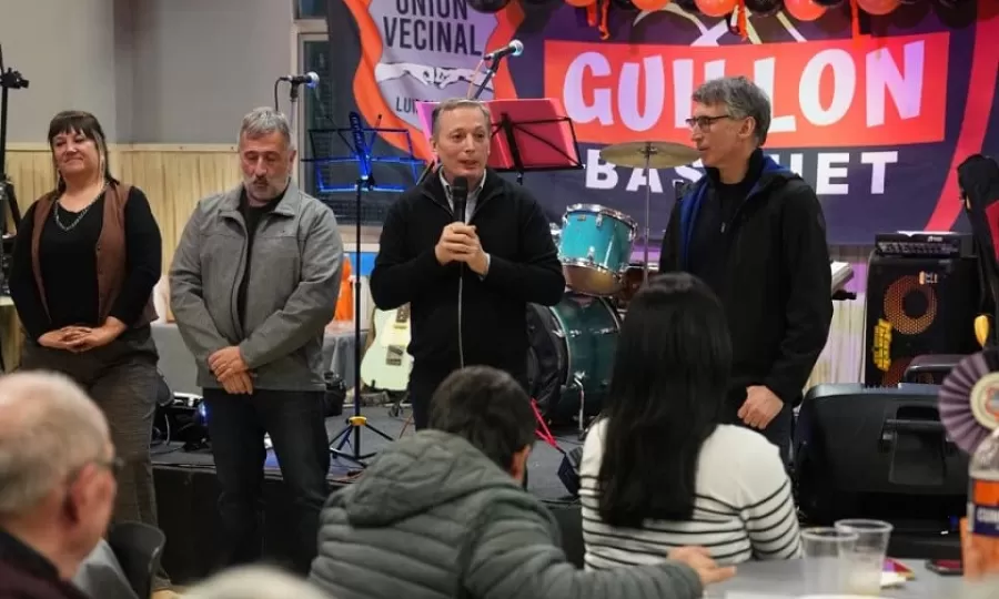 Gray particip&oacute; del 75&deg; aniversario del Club Uni&oacute;n Vecinal de Luis Guill&oacute;n
