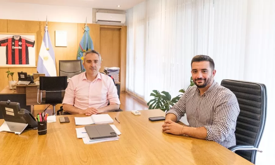 Agust&iacute;n Balladares con funcionarios bonaerenses por Lan&uacute;s