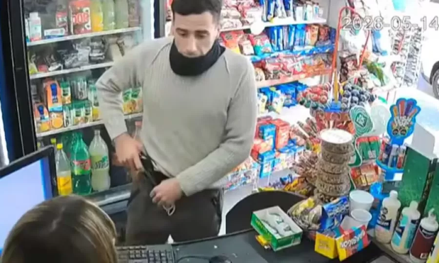 Un delincuente rob&oacute; un kiosco y los vecinos aseguran que es polic&iacute;a