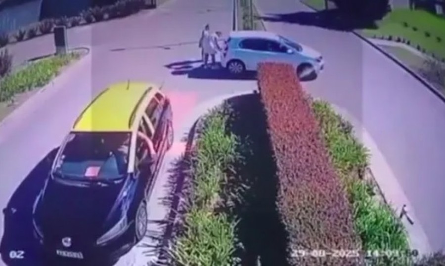 El conductor les robó las valijas.