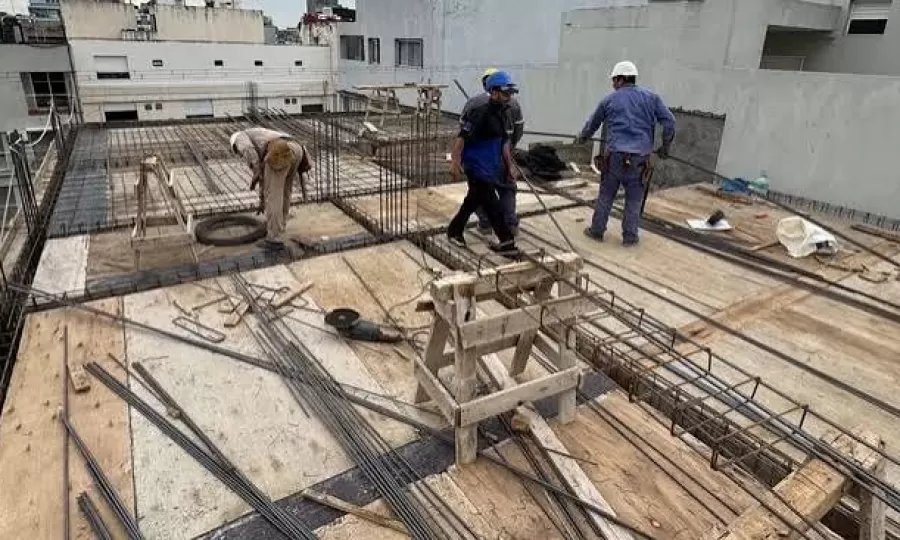 La construcci&oacute;n profundiz&oacute; la ca&iacute;da en julio y se desplom&oacute; 4,6% mensual