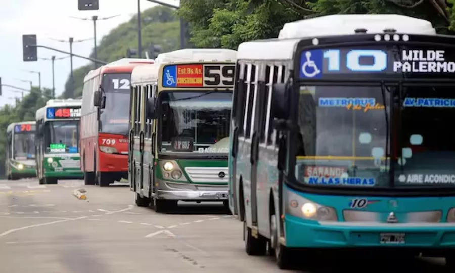 La UTA amenaza con un paro de colectivos si los choferes cobran los salarios y el aguinaldo en cuotas