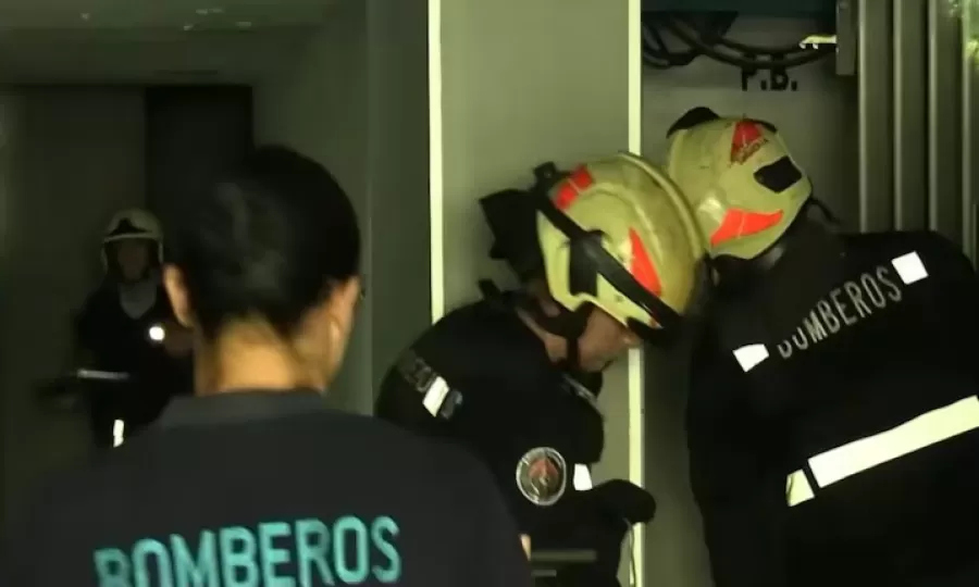 Una mujer quedó atrapada en un ascensor y fue rescatada por los Bomberos