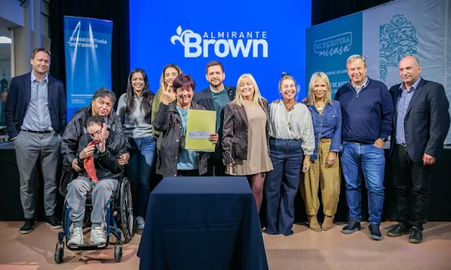 Cascallares, Fabiani y Paula Eichel acompa&ntilde;aron a 184 familias que firmaron su escritura