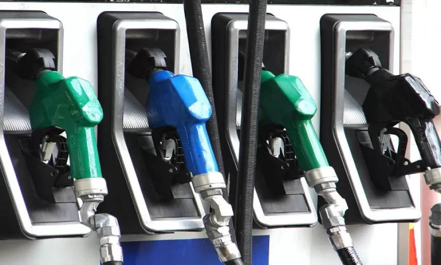 El Gobierno flexibiliz&oacute; una norma para contener el precio de las naftas ante la escalada del petr&oacute;leo