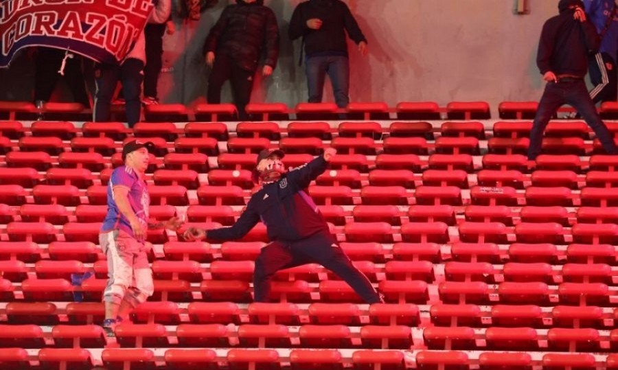 El partido en Avellaneda se vio interrumpido por serios disturbios entre ambas parcialidades.