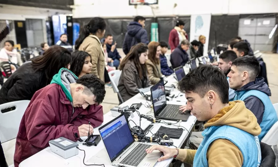 Importante operativo de documentaci&oacute;n en Rafael Calzada, Don Orione, Solano, Longchamps y Glew