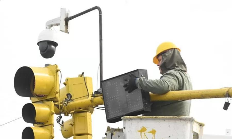 Contin&uacute;a la instalaci&oacute;n de contadores de tiempo en sem&aacute;foros del distrito