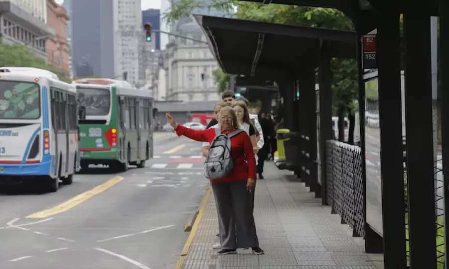 La cantidad de colectivos se redujo hasta 30% en el AMBA por la suba del gasoil
