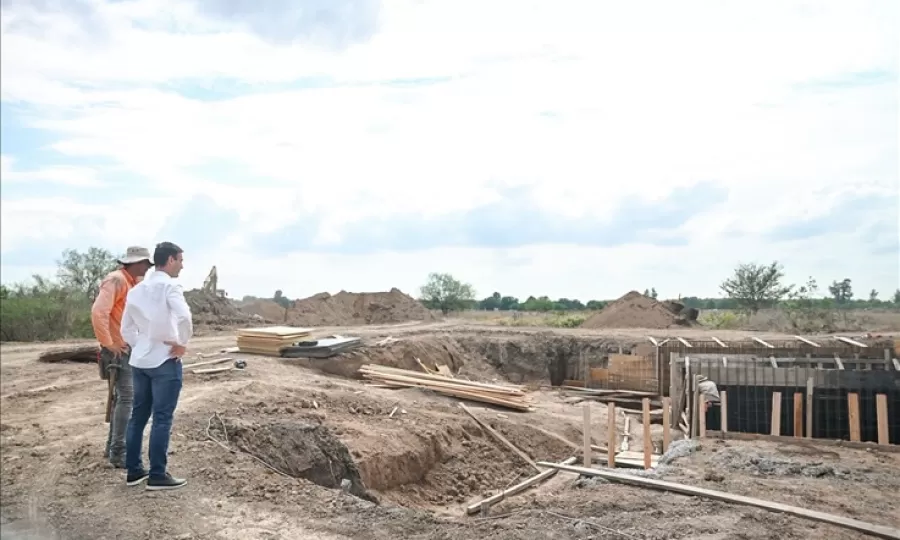 Contin&uacute;a la construcci&oacute;n de un puente en San Jos&eacute;