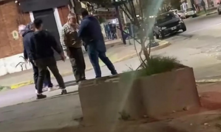Un video dejó registro de una pelea callejera entre cinco personas, que terminó con una noqueada en el suelo.
