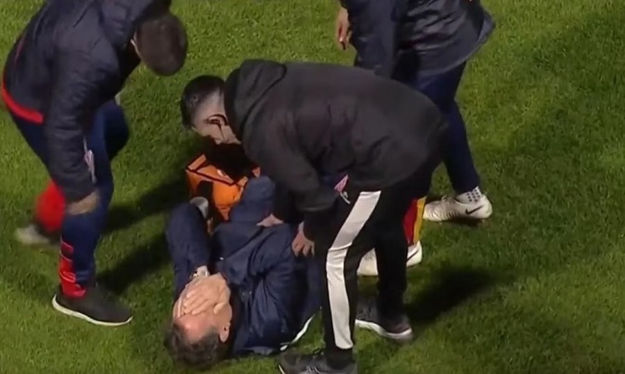En el camino se le trabó el pie en el césped y no pudo seguir.