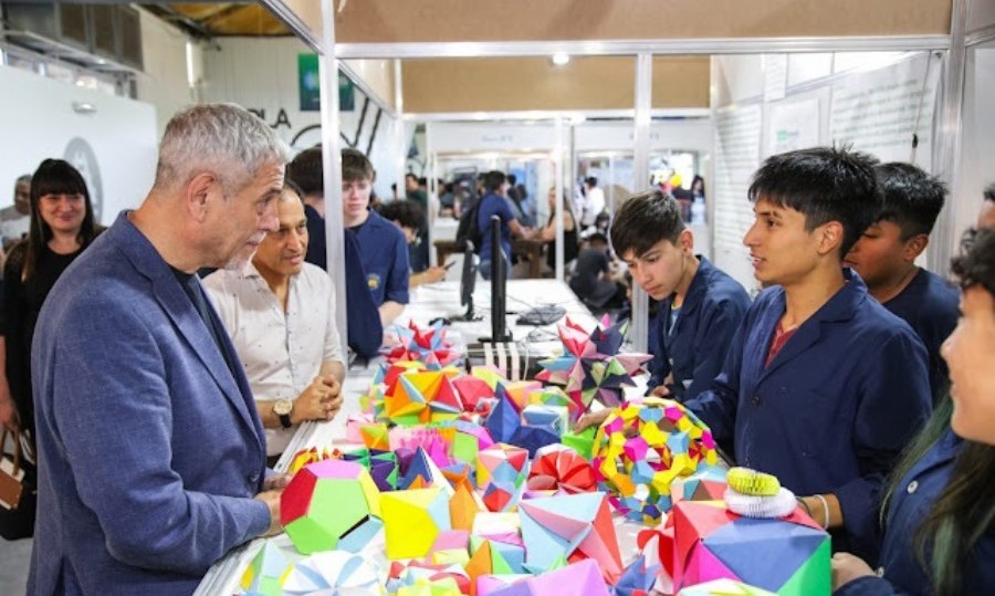 En su jornada inaugural la recorrió el intendente Ferraresi y conversó con estudiantes y docentes.