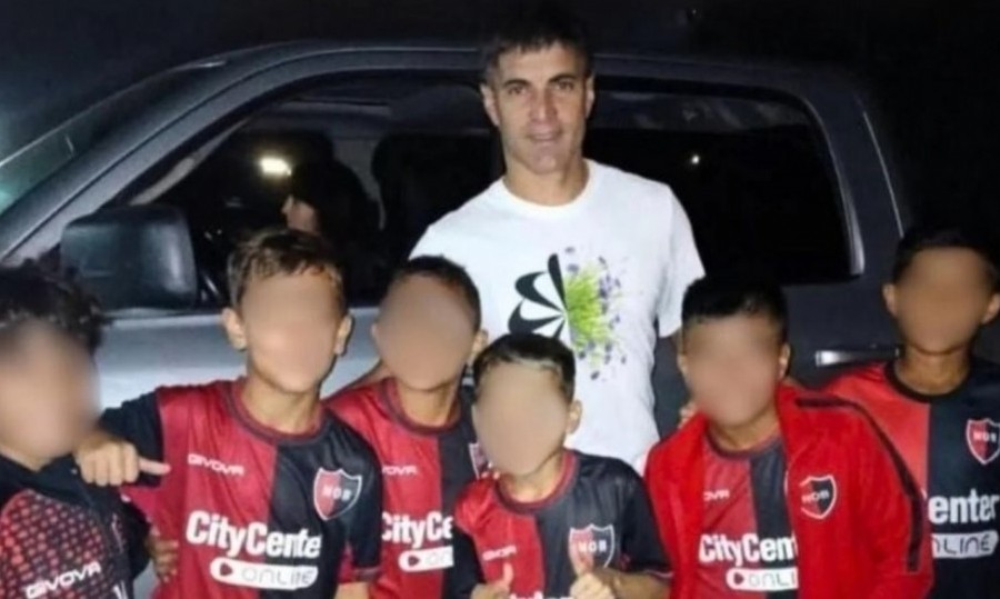 Seis chicos que juegan en las inferiores de Newell’s fueron sancionados por haberse sacado una foto con Ignacio Malcorra, figura de Central.