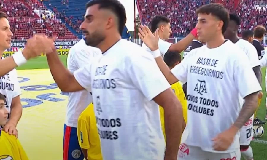 San Lorenzo - Instituto: los jugadores apoyaron el paro de la AFA mientras los hinchas insultaban a Tapia