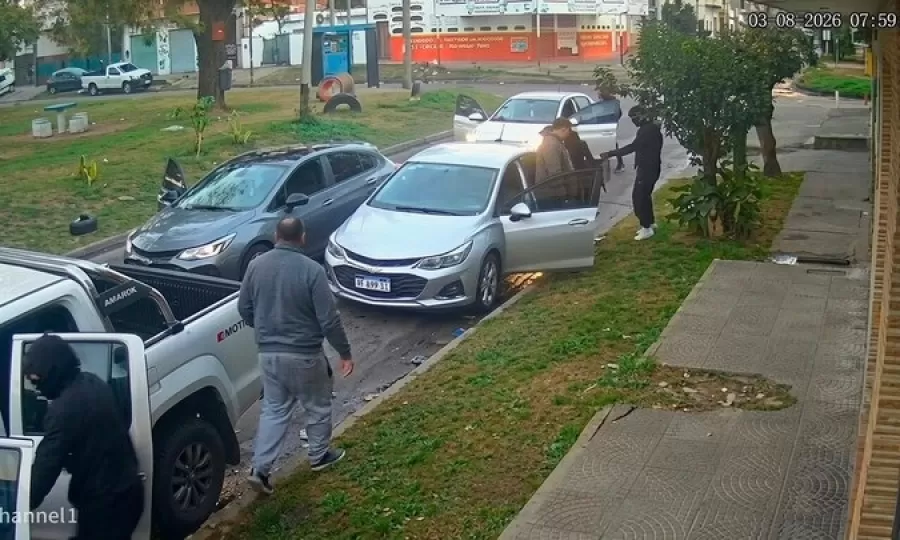 Les robaron dos autos y un padre logr&oacute; rescatar a sus hijas