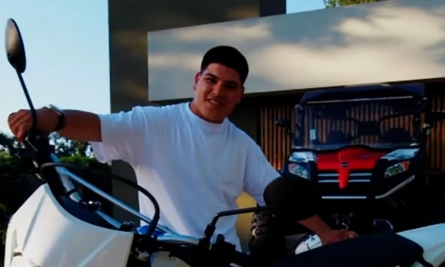 El ex "Gran Hermano" permanece internado tras accidentarse en su moto en Moreno.