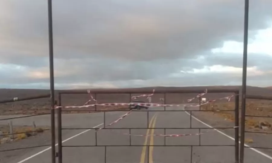 Un terrateniente cort&oacute; una ruta provincial en Chubut con una tranquera de metal