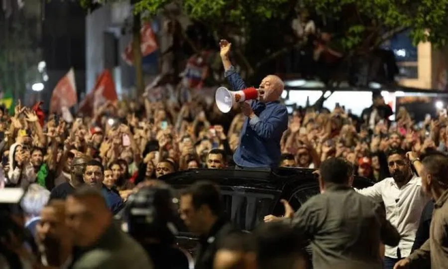 Miles de brasile&ntilde;os salieron a las calles para celebrar la reelecci&oacute;n de Lula
