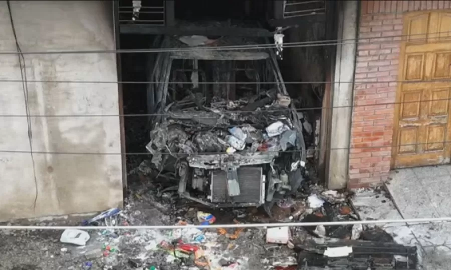 Un incendio en una casa provocó la explosión de un auto y un hombre está grave
