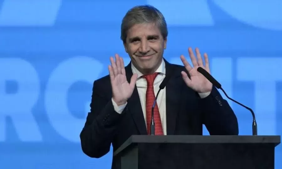 Luis Caputo calific&oacute; de "tarados" a quienes reclaman cuidar la industria