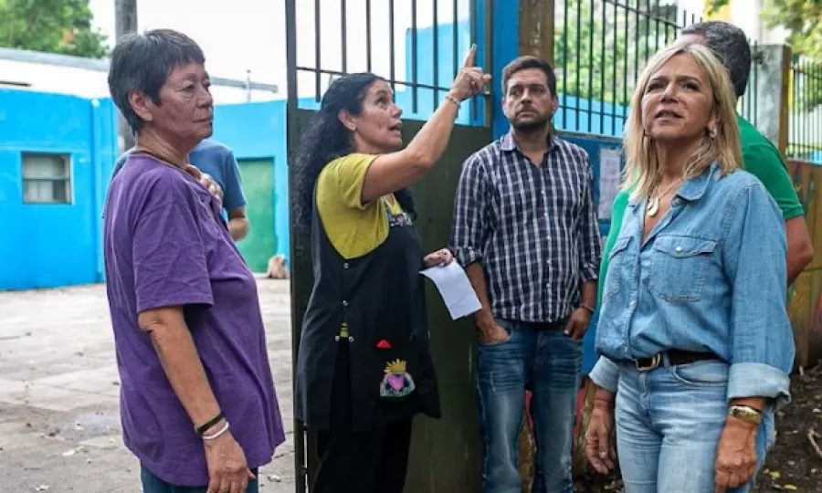 Fabiani y Paula Eichel dialogaron con vecinos durante la instalaci&oacute;n de nuevas alarmas comunitarias municipales