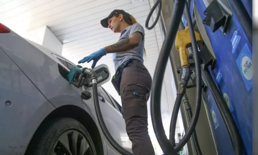 La venta de combustibles cay&oacute; por tercer mes consecutivo y acumula una baja del 13% en lo que va del a&ntilde;o