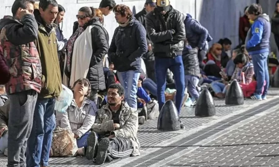 14 meses de ca&iacute;da y m&aacute;s de 134 mil puestos de trabajo perdidos en un a&ntilde;o