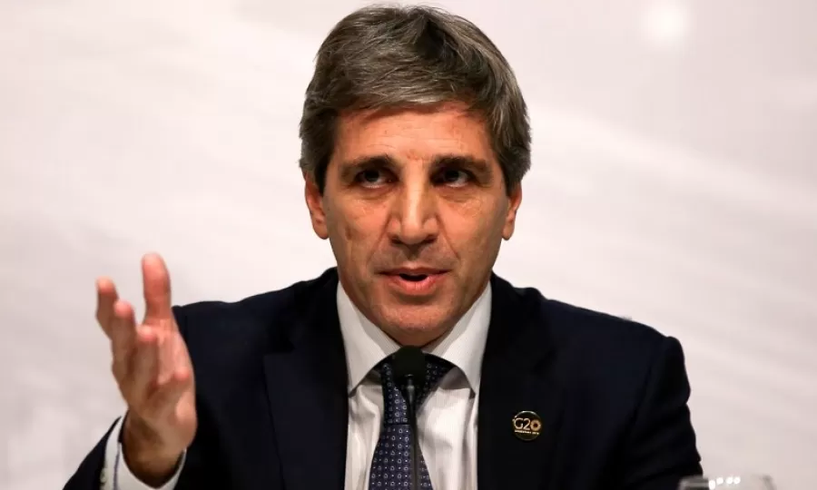 Luis Caputo apunt&oacute; contra el "impuestazo": "Es lo &uacute;nico que saben hacer"