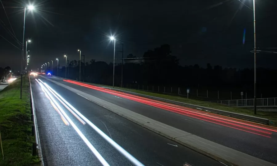 El Municipio coloca nuevos equipos de luces Led en un tramo de la avenida Monteverde y sus colectoras