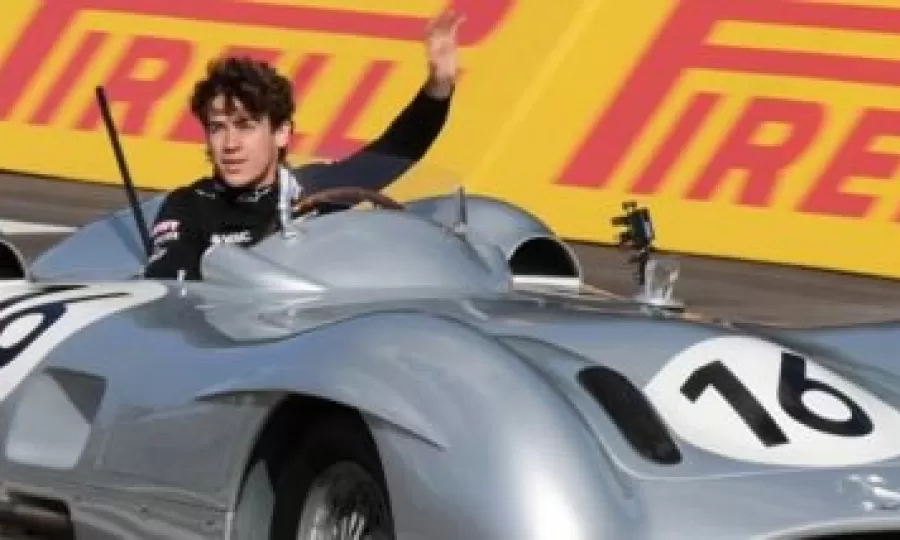 En su exhibici&oacute;n, Franco Colapinto corri&oacute; con la &ldquo;Flecha de Plata&rdquo; y le hizo un homenaje a Juan Manuel Fangio