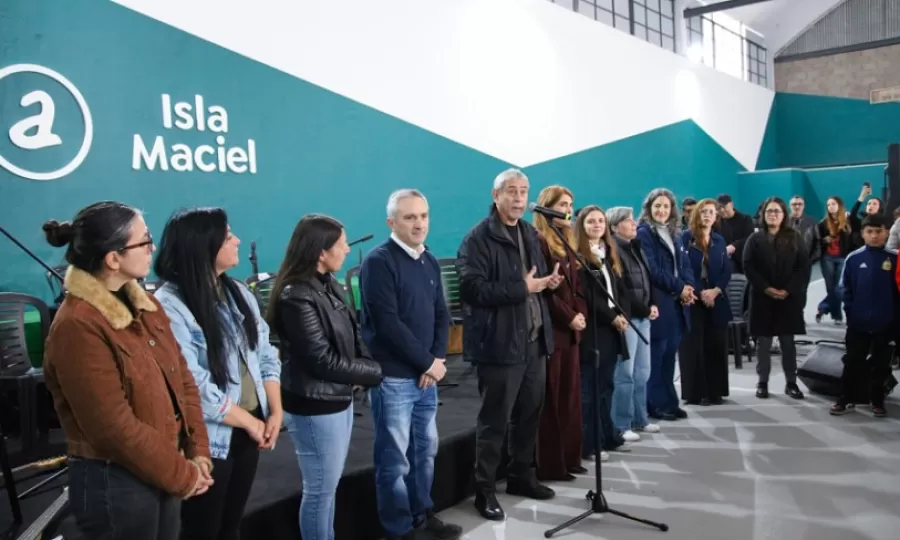 Jorge Ferraresi, Magdalena Sierra y Andr&eacute;s Larroque inauguraron obras en la sede Maciel del programa Envi&oacute;n