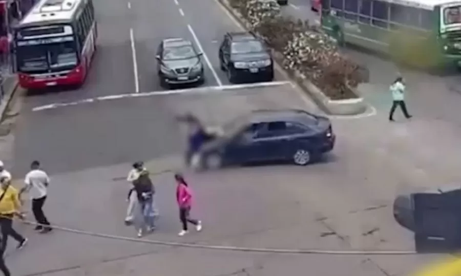 Manejaba en ojotas, perdió el control de su auto y atropelló a tres mujeres que cruzaban la calle