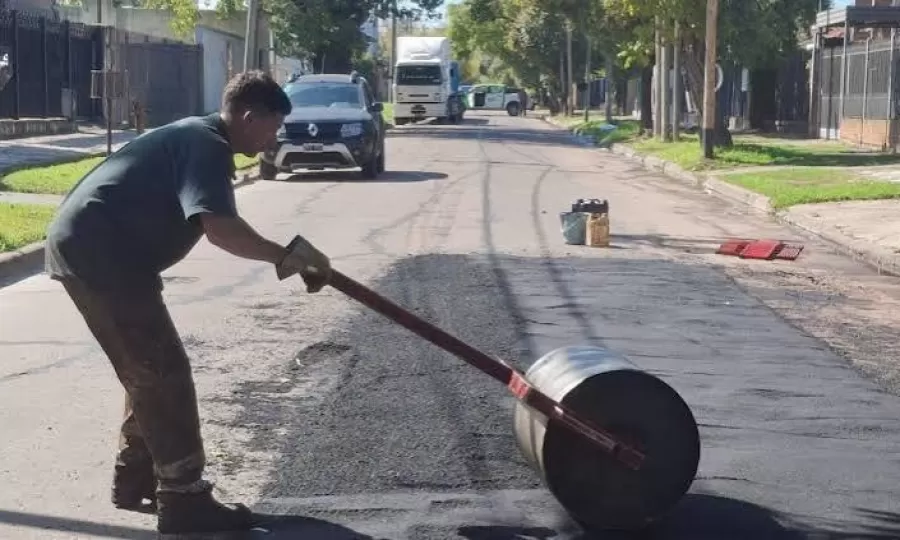 Contin&uacute;an los trabajos de bacheo en Monte Grande