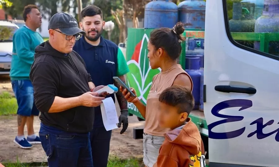 Operativo de recarga de garrafas a bajo costo en Barrio Grande