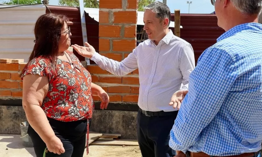 Fernando Gray recorrió las obras de la escuela secundaria n° 42 de 9 De Abril