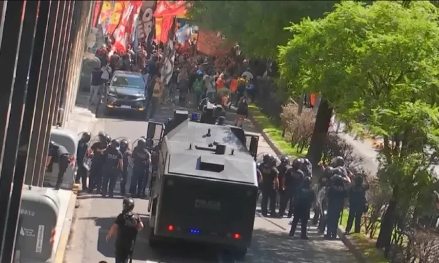 La polic&iacute;a desaloj&oacute; a los manifestantes que cortaban la calle frente a la Secretar&iacute;a de Trabajo