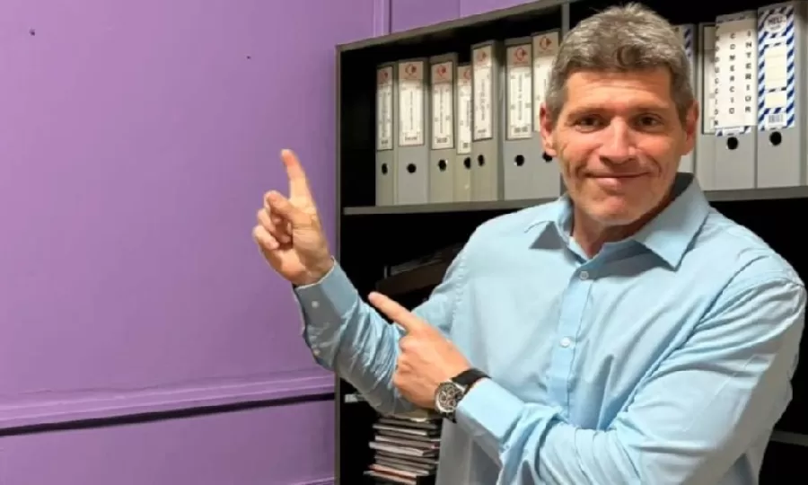 Un diputado libertario pintó su despacho de violeta al enterarse de que pronto será ocupado por Mayra Mendoza