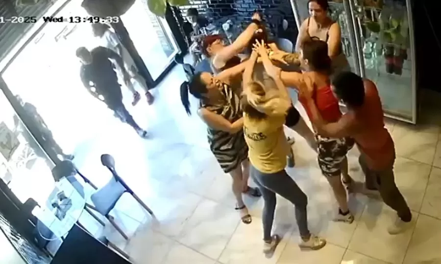 Un accidente terminó con tres mujeres dándole una brutal paliza a una joven en un comercio