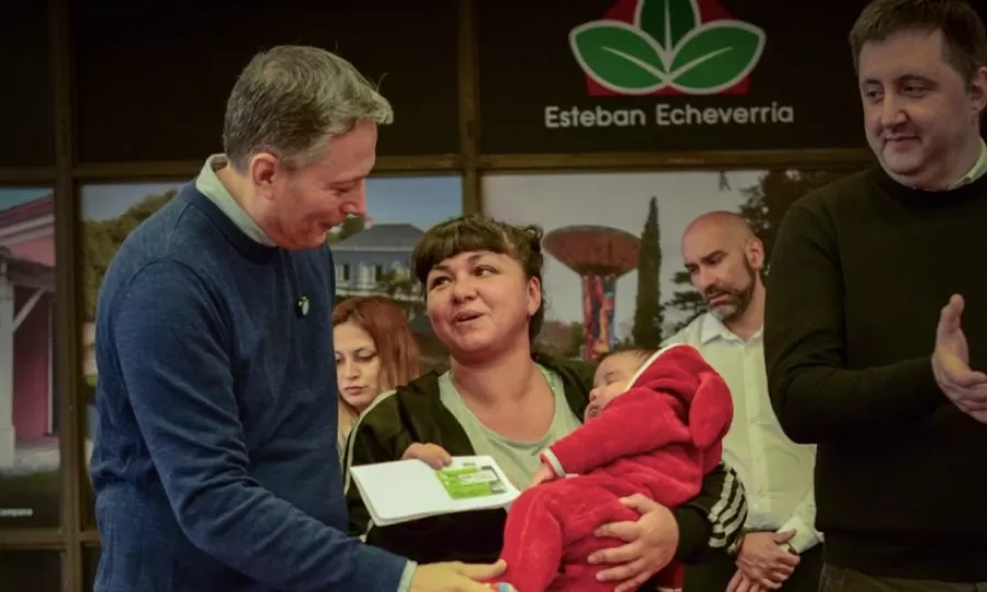 Fernando Gray encabez&oacute; una nueva entrega de tarjetas del Plan M&aacute;s Vida