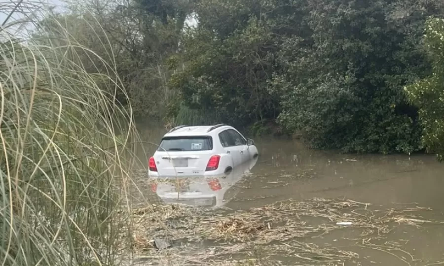 Perdi&oacute; el control, despist&oacute; y termin&oacute; volcando dentro de un zanj&oacute;n