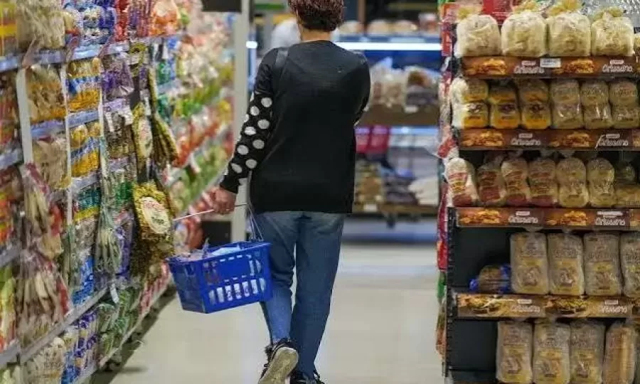 Las ventas en supermercados cayeron por tercer mes consecutivo en agosto