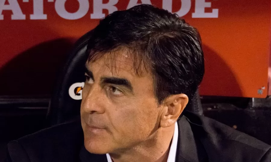 Independiente anunci&oacute; la salida de Gustavo Quinteros como DT: &ldquo;Intent&oacute; llevar adelante su idea con una camiseta que pesa&rdquo;