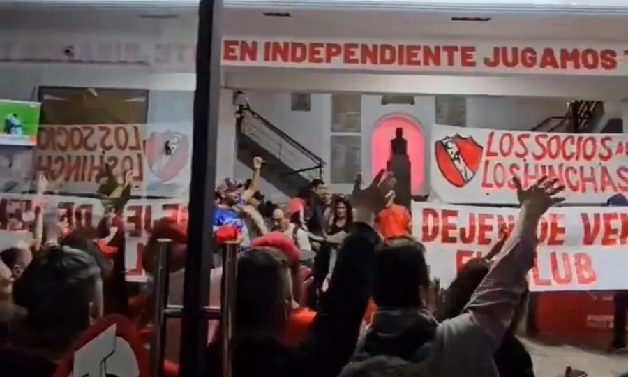 Tensa protesta de socios que reclamaron en el hall de la sede de Independiente
