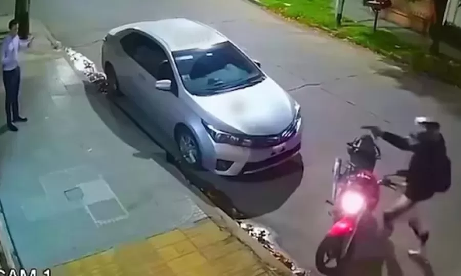 Motochorros le robaron a un vecino, se tirotearon con la Polic&iacute;a y escaparon