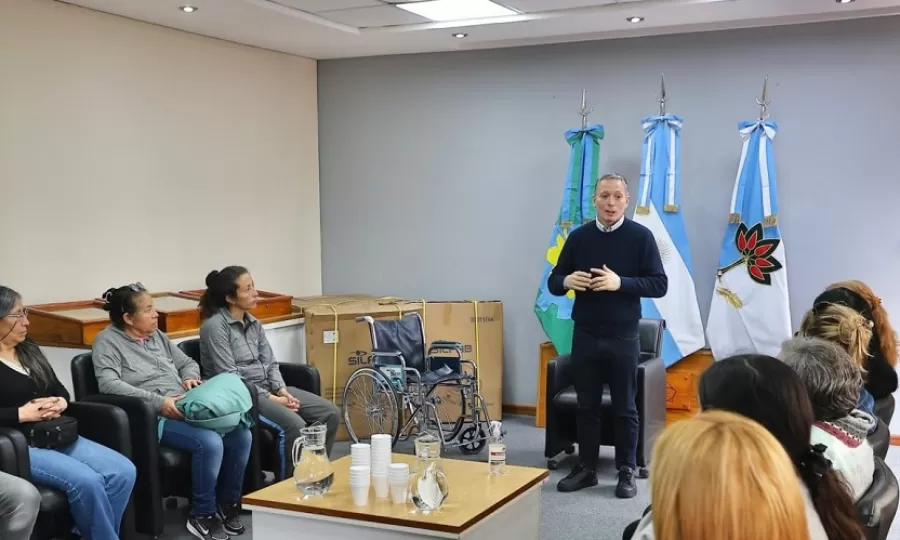 Gray entreg&oacute; 25 sillas de ruedas a vecinos del distrito