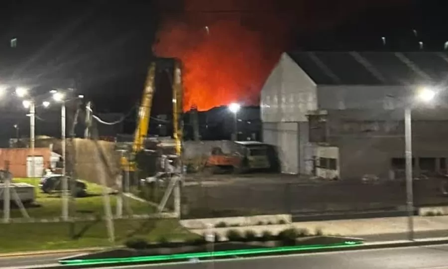 Gran incendio en Sarand&iacute;